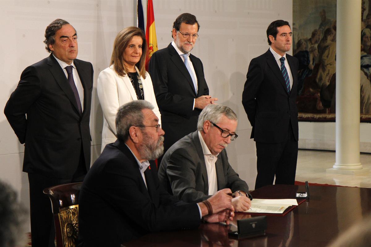 15/12/2014. Firma del Acuerdo del Gobierno y los interlocutores sociales. Cándido Méndez e Ignacio Fernández Toxo durante la firma del Acuer...